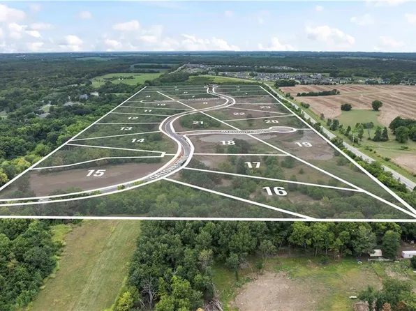 17195 Galloway Dr, Stilwell, KS 66085