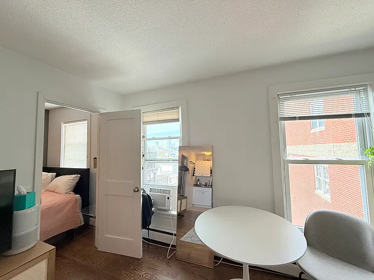 538 E Broadway #8 — Photo 10