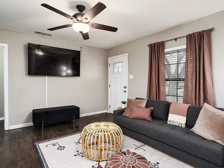 305 Laurelwood Dr — Photo 5