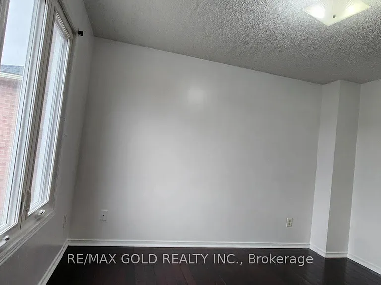 46 Kesteven Cres — Photo 3