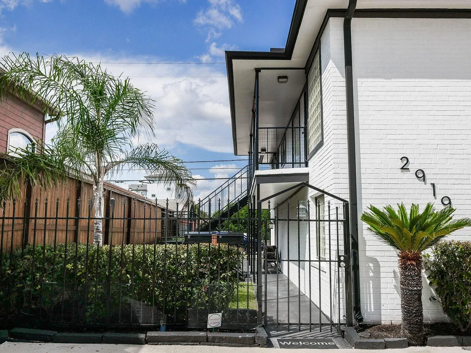 2 bed, 1.0 bath, 3136 sqft, $1,350 — Photo 2