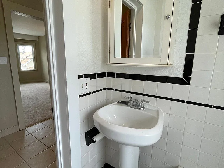 253 W Hazeltine Ave #18 — Photo 10