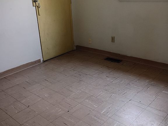 5th image of 816 N Main St