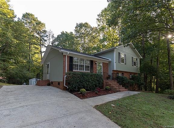 2nd image of 922 Oakridge Dr