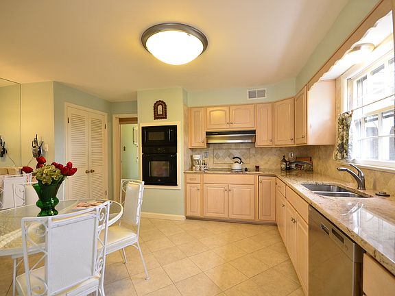 4th image of 9904 Carmelita Dr