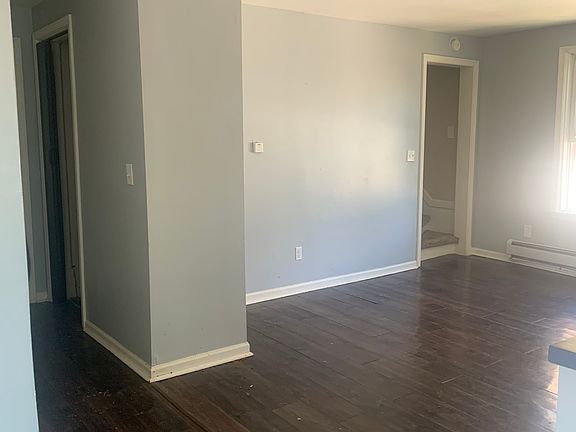 4th image of 208 N Linn St