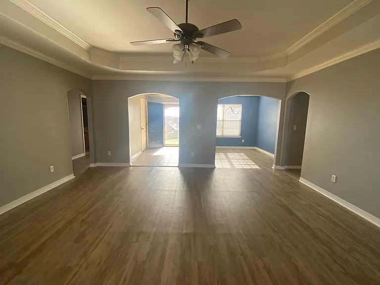 411 Curtis St — Photo 3