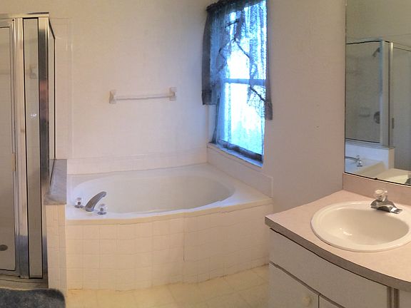 Master Bath With Tub &Shower