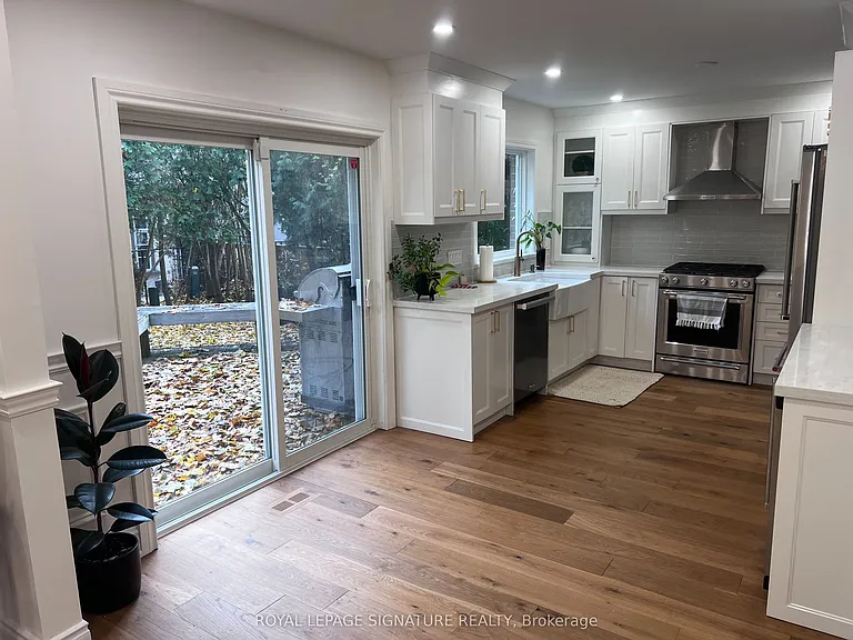 195 Upper Canada Dr — Photo 8
