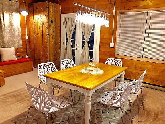 Dining room.