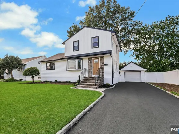 300 John Ochs Dr, Saddle Brook, NJ 07663