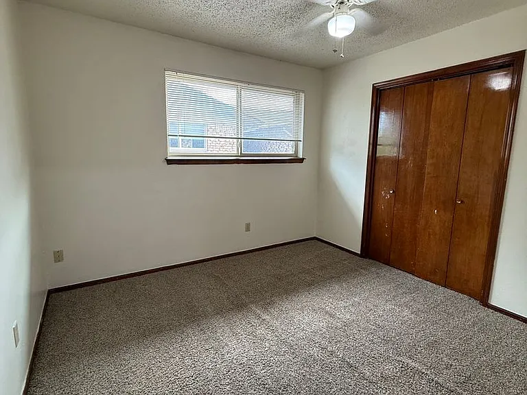 Fox Valley Apartments — Photo 26