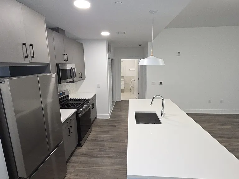 403 7th St #401 — Photo 3