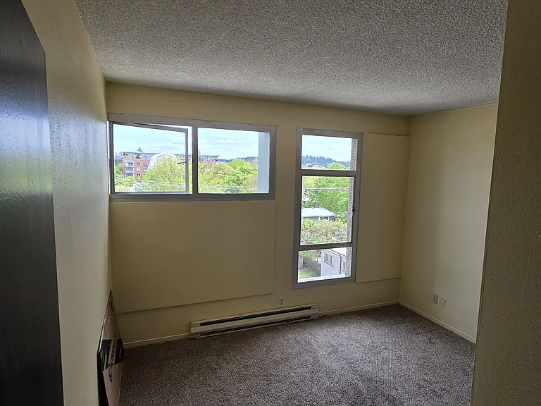 2nd bedroom looking in from hall