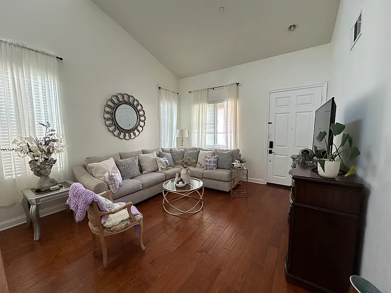 879 Coronado Cir — Photo 3