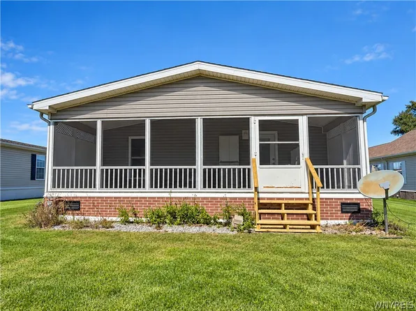 196 Golden Pond Est, Akron, NY 14001