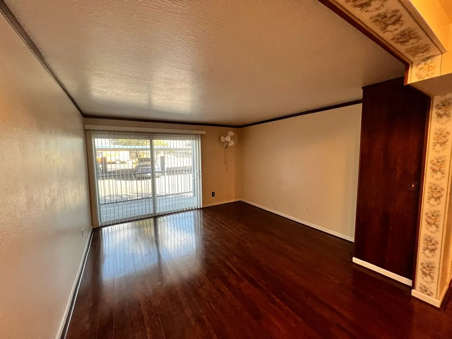 Conveniently located Refreshed Two Bedroom Condo — Photo 4