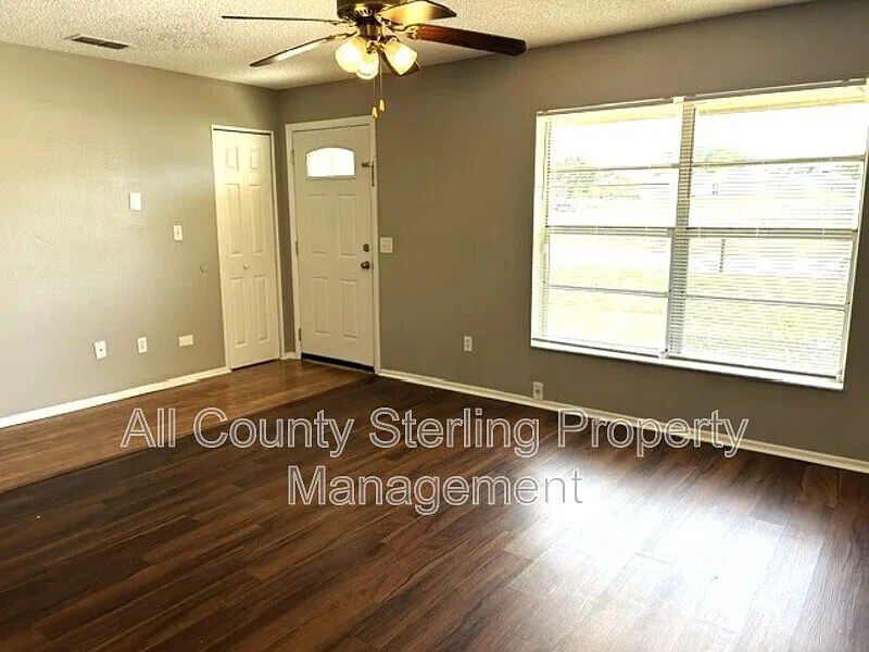 3 bed, 1.5 bath, 1300 sqft, $1,650 — Photo 3