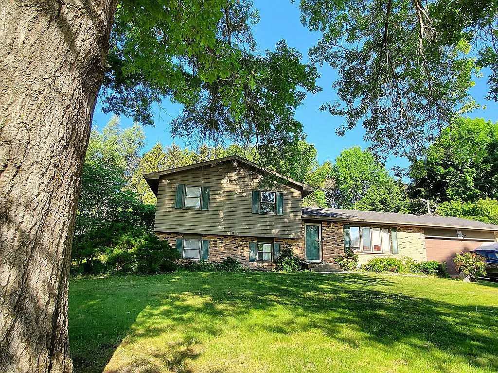 52201 Avanelle St photo 1