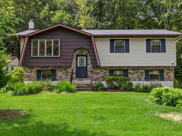 1134 Lake Of The Pines Blvd S, East Stroudsburg, PA 18302