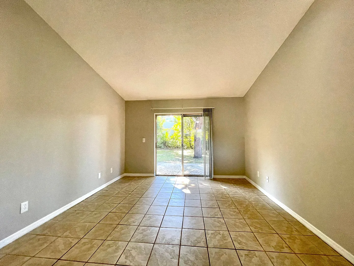 Cute 2/1 Duplex In East Orlando! — Photo 4