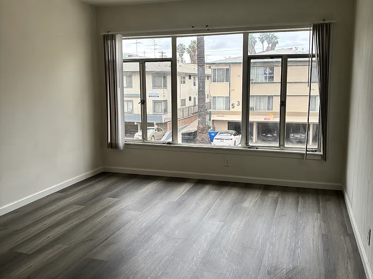 540 S Serrano Ave — Photo 3