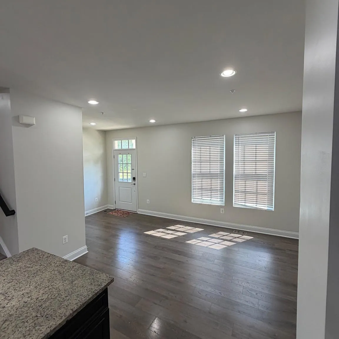 4 bed, 3.5 bath, 2000 sqft, $3,200 — Photo 2