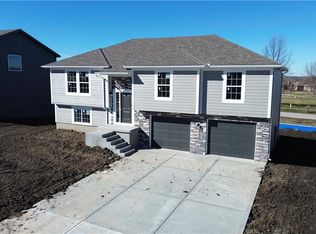 1304 SW Burns Cir, Oak Grove, MO 64075