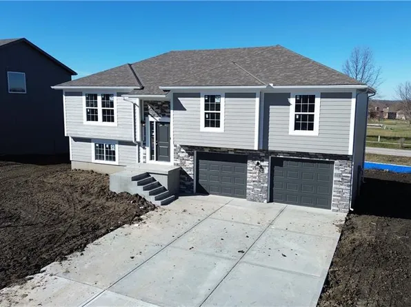 1304 SW Burns Cir, Oak Grove, MO 64075