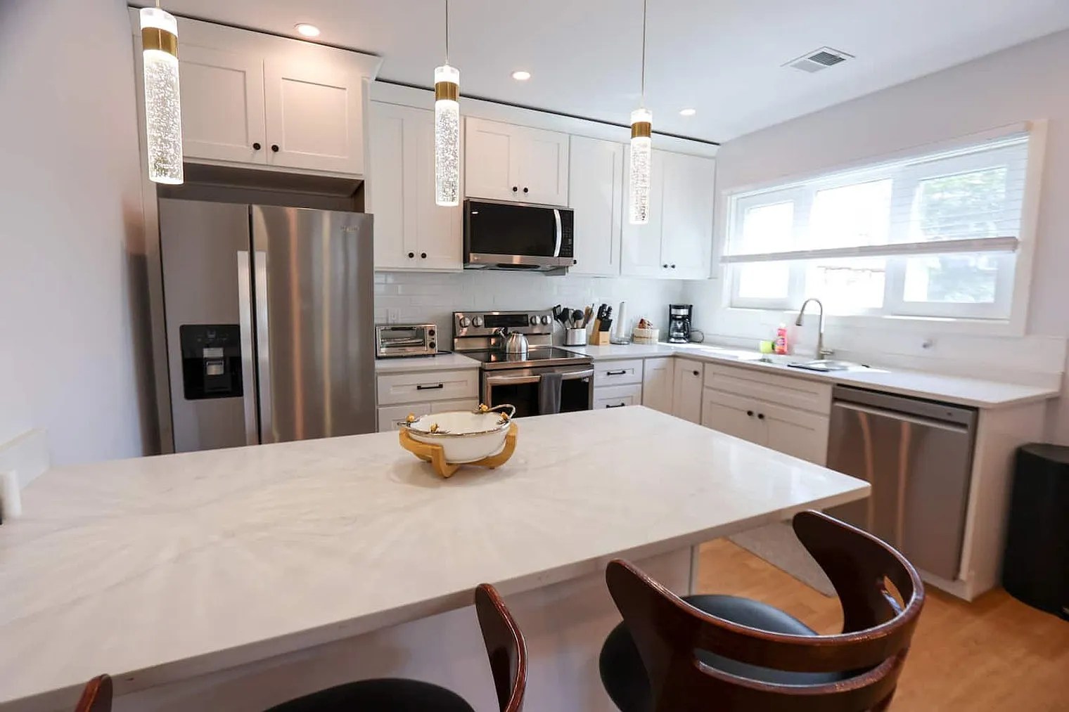 1 bed, 2.0 bath, 893 sqft, $8,925 — Photo 4