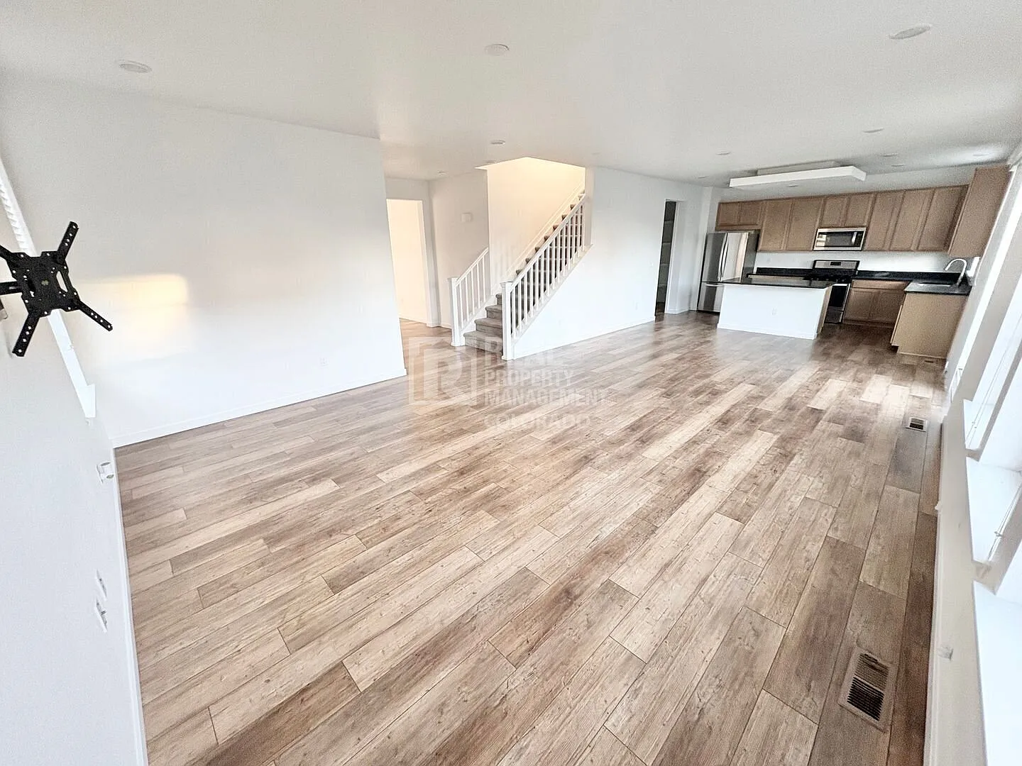 Spacious 4-Bedroom Home in The Aurora Highlands — Photo 3