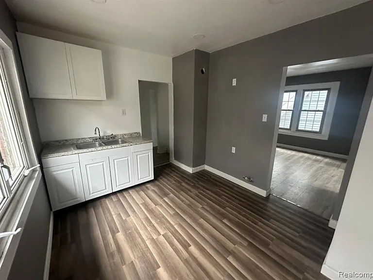 3220 Gladstone St — Photo 4