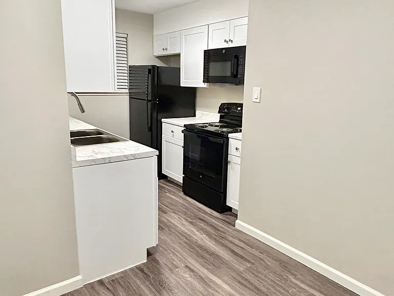 Experience the elegance of this contemporary kitchen, designed with modern functionality in mind. Experience the elegance of this contemporary kitchen, designed with modern functionality in mind.