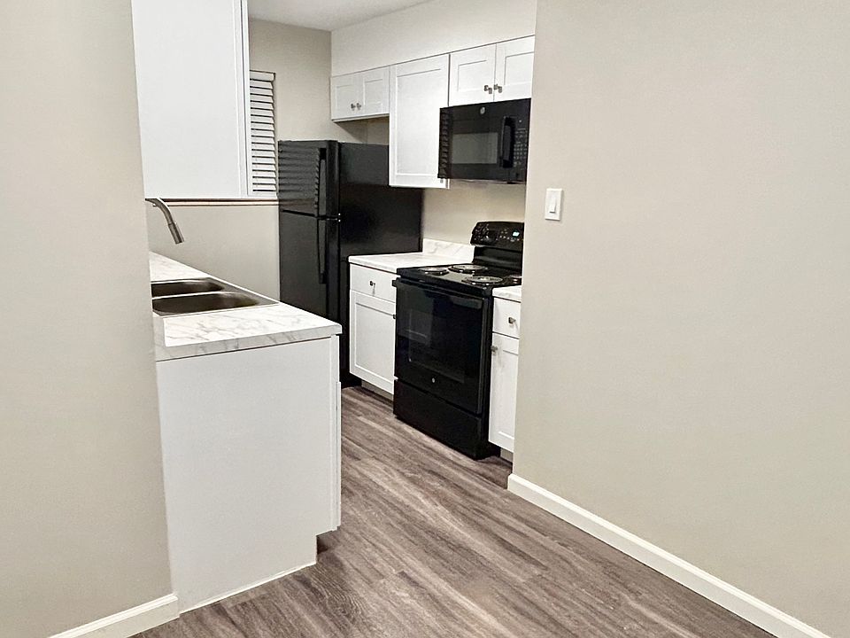 Experience the elegance of this contemporary kitchen, designed with modern functionality in mind. Experience the elegance of this contemporary kitchen, designed with modern functionality in mind.