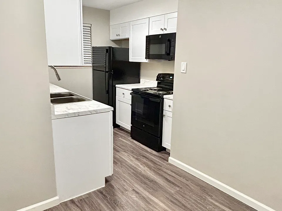 Experience the elegance of this contemporary kitchen, designed with modern functionality in mind. Experience the elegance of this contemporary kitchen, designed with modern functionality in mind.