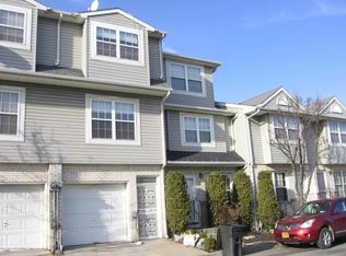 330 Skyline Dr, Staten Island, NY 10304