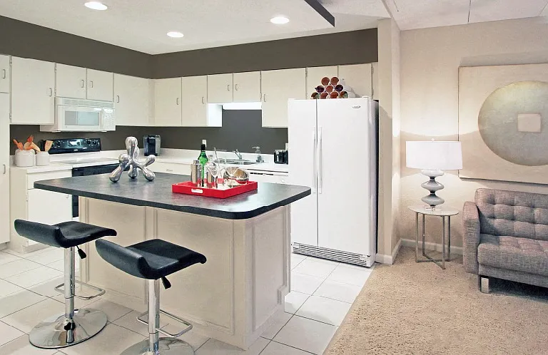 Embassy Park Apartments — Photo 32