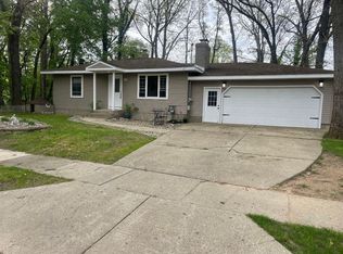 2004 Lacrosse St SW, Wyoming, MI 49519