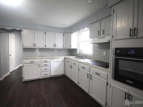 5th image of 825 W 2nd St