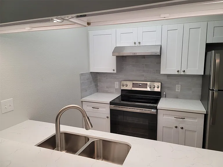 7055 N Holiday Dr — Photo 5