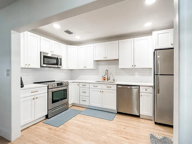 401 E Amelia Ave — Photo 16