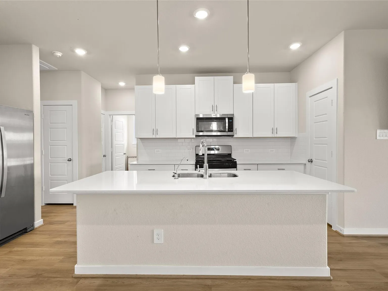 3 bed, 2.0 bath, 1444 sqft, $2,300 — Photo 4