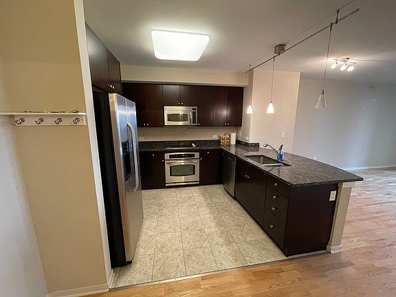 3rd image of 807 Davis St Unit 1410