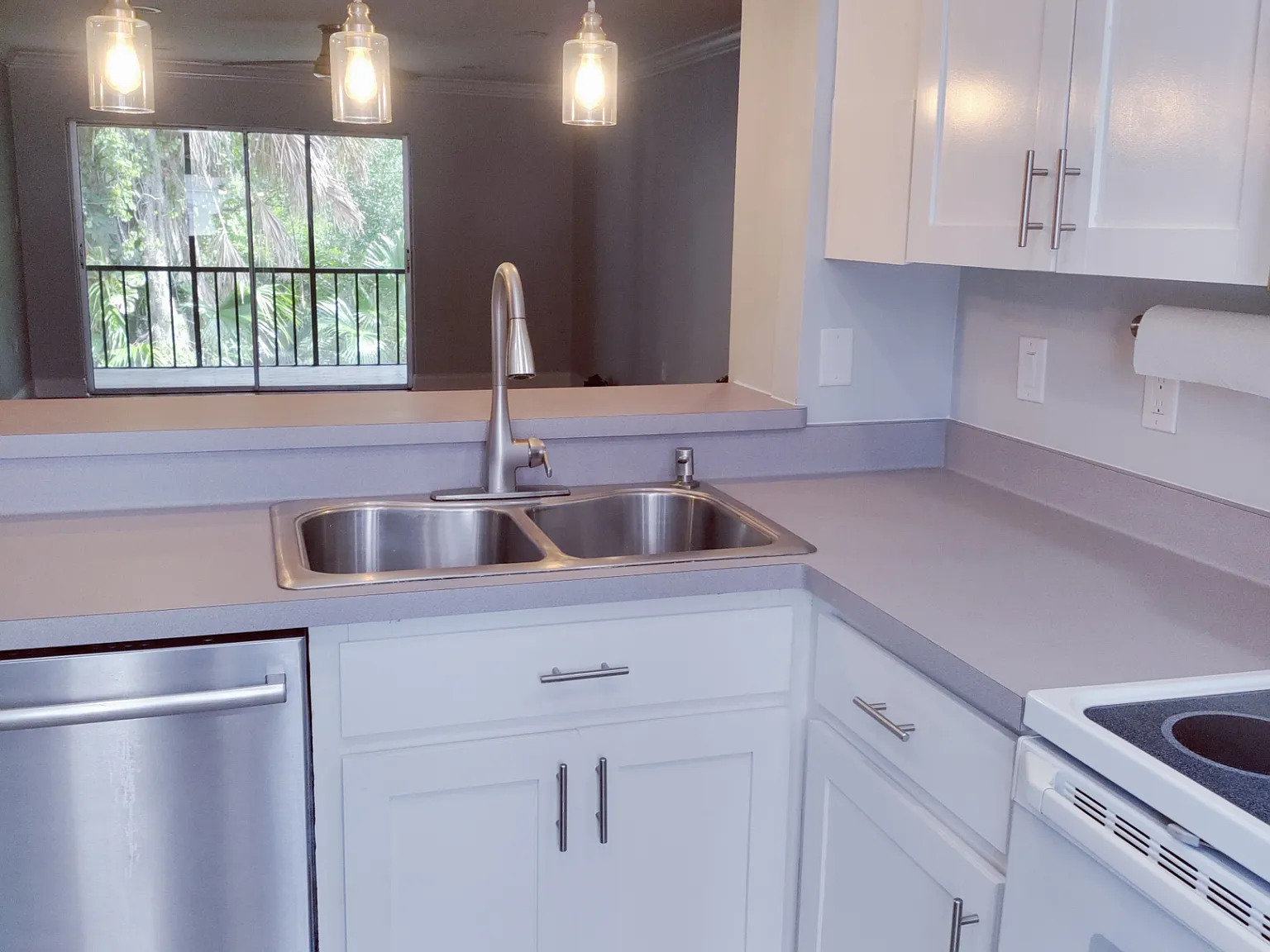2 bed, 1053 sqft, $1,900 — Photo 2