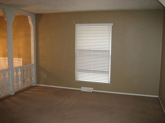 2nd image of 417 SW Richwood Ln