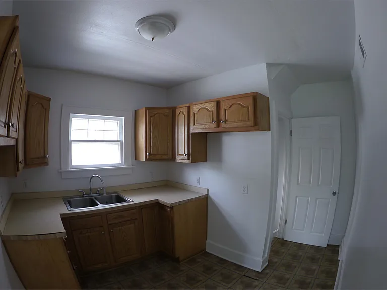 915 Woodstock Ave — Photo 8
