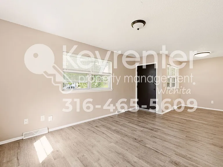 E Pine St Duplex — Photo 3