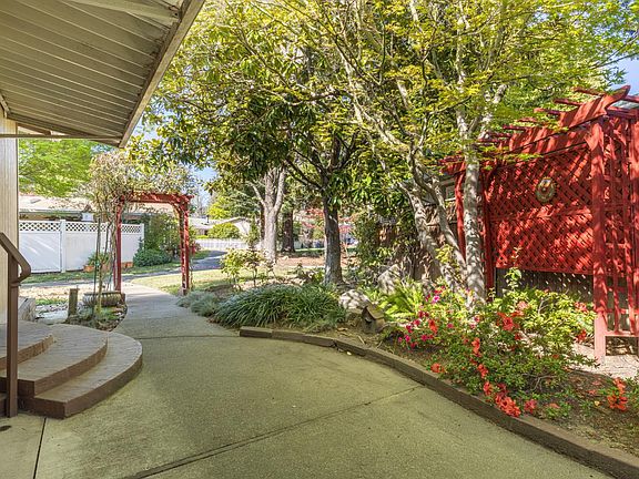4th image of 7 San Juan Court