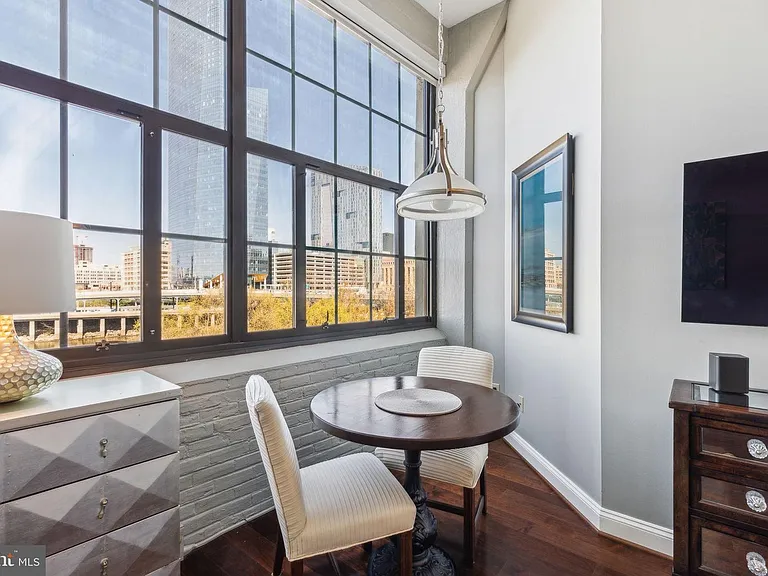 2429 Locust St #302 — Photo 17