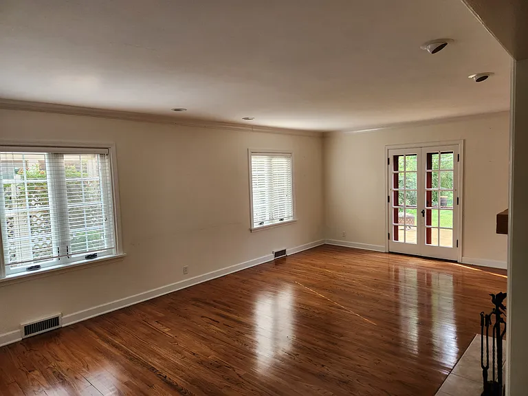 1881 Sherwood Dr — Photo 4